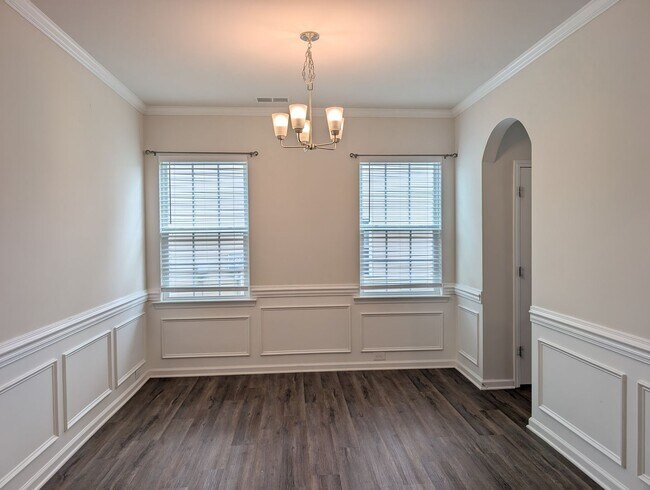 Building Photo - Move-in ready Ranch Style Home Located in ...