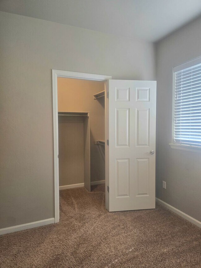 Building Photo - 1558 Poplar Dr