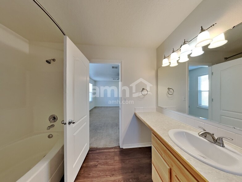Building Photo - 372 W Wood Owl Dr