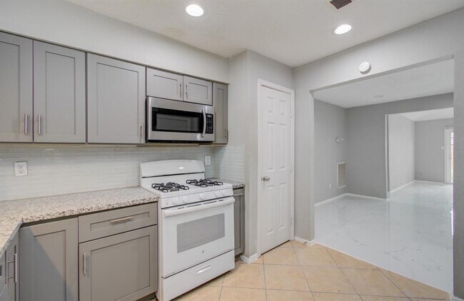 Building Photo - 326 Fair Oak Dr