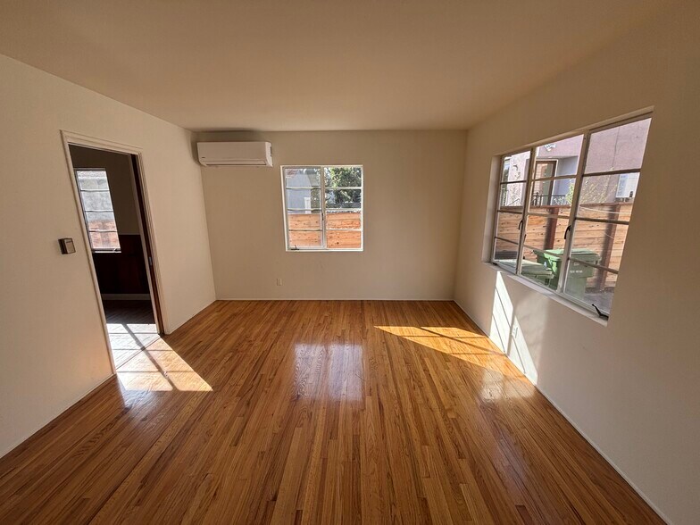 Building Photo - 4616 Kingswell Ave