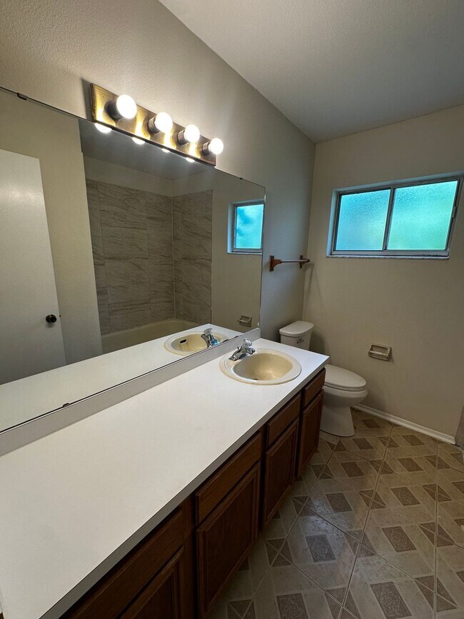 Building Photo - 3723 Narroline Dr
