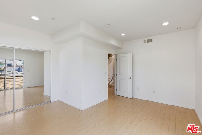 Building Photo - 3637 Dunn Dr