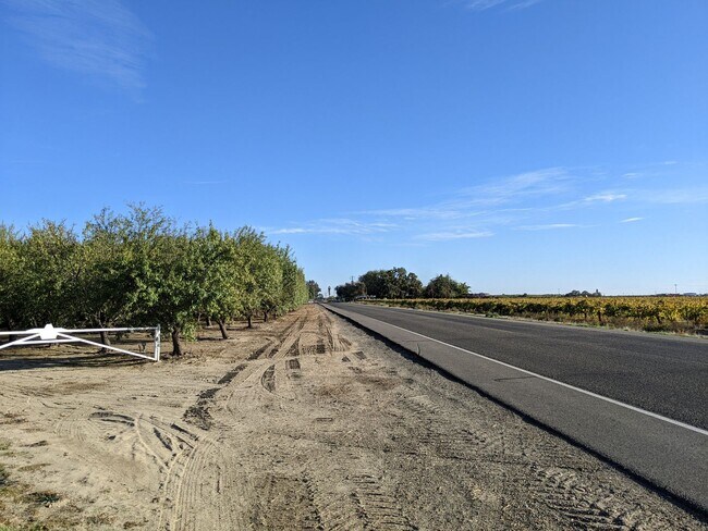 Building Photo - Large custom rural home offering wonderful...