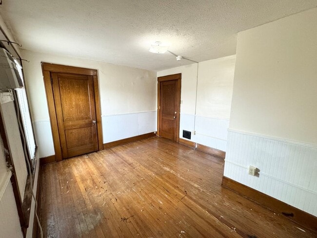 Building Photo - 4 Bedroom/ 2 Bathroom House - Downtown - A...