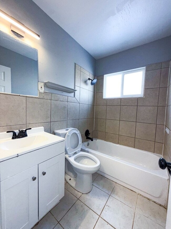 Building Photo - Move-In Ready 3BR Home w/ Eat-In Kitchen, Yard & Off-Street Parking