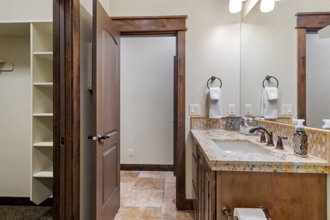 Building Photo - 5605 N Morpheus Pl