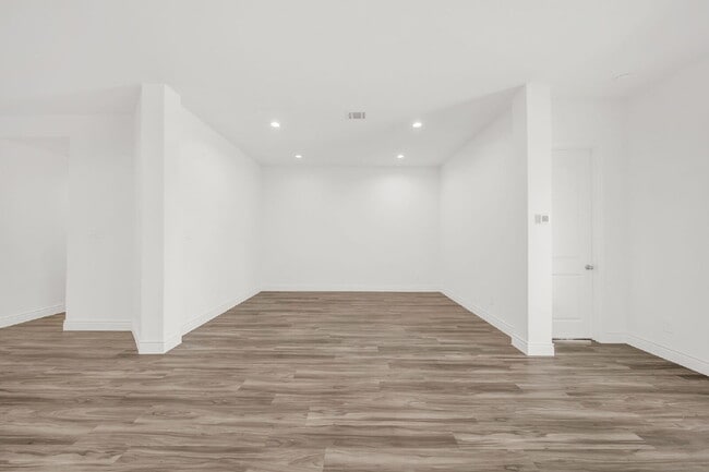 Building Photo - Stunning 4-bedroom, 3-bathroom single-stor...
