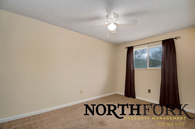 Building Photo - Conveniently located Nampa home, central t...