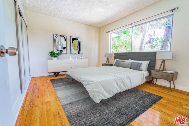 Building Photo - 941 N San Vicente Blvd