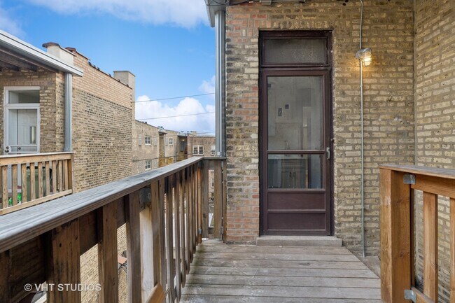 Building Photo - 5953 N Greenview Ave