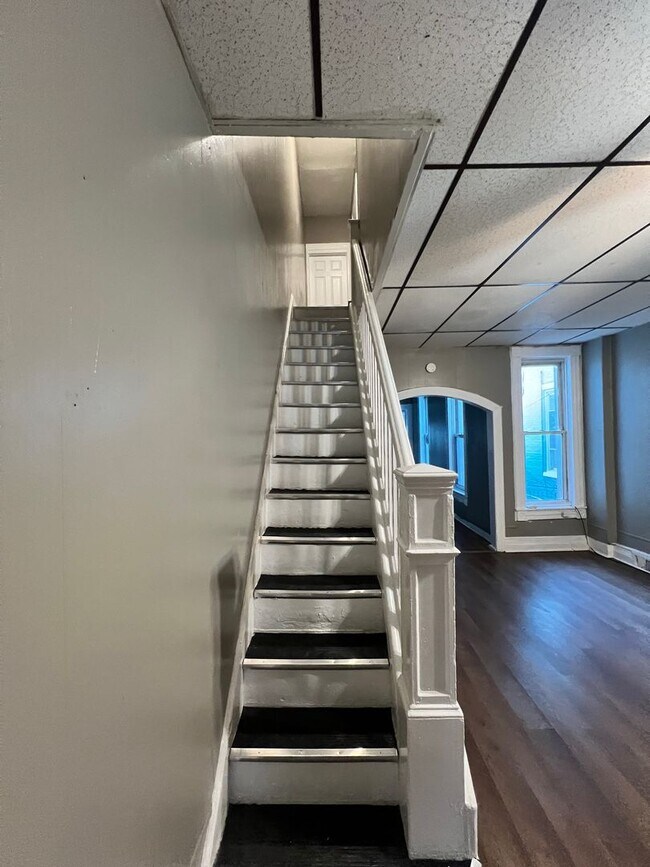 Building Photo - 5 Bedroom 1 Bath Home Available