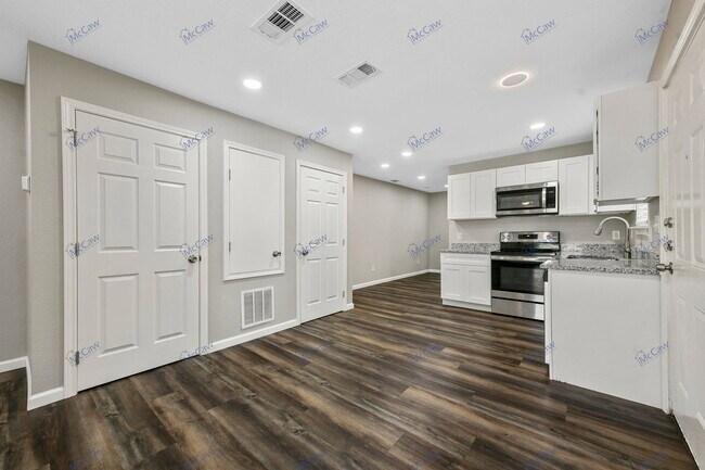 Building Photo - 417 High School Ln