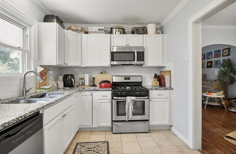 Building Photo - 5044 Pershing St