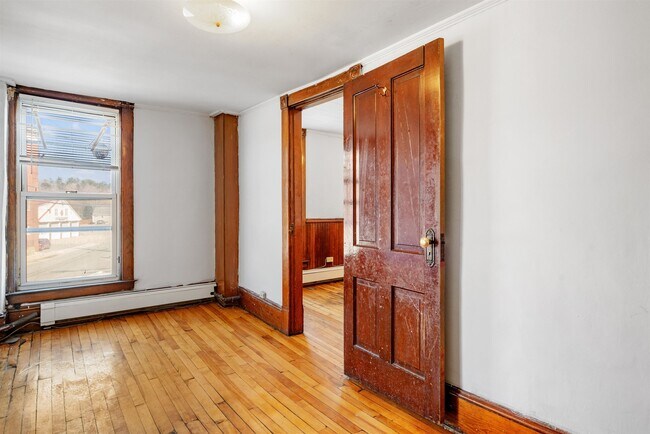 Building Photo - 4 Elm St