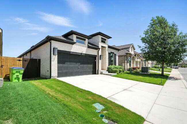 Building Photo - "Charming 3-Bedroom Sanctuary with 2 Full ...