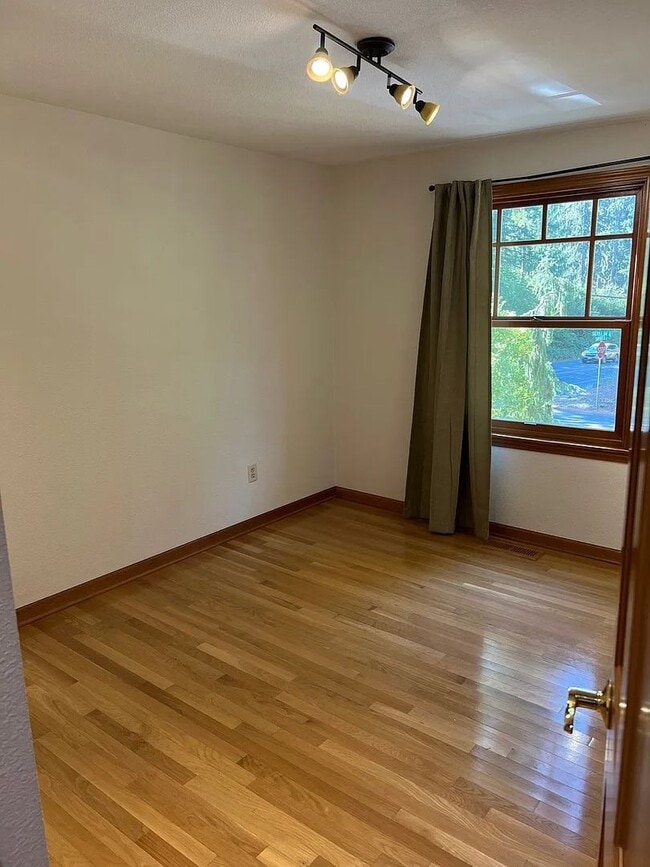 Building Photo - CUSTOM 3BD 2.5BA HARDWOOD FLOORS THROUGHOUT