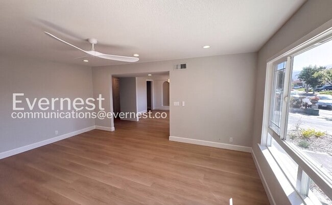 Building Photo - 4-Bed/2-Bath Home /Available Now!