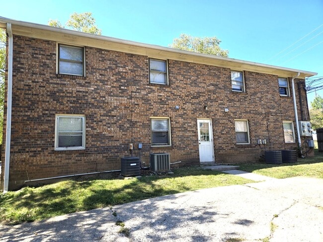 Building Photo - Camelot 2 Bedrooms. 1st Floor Apartment.  ...