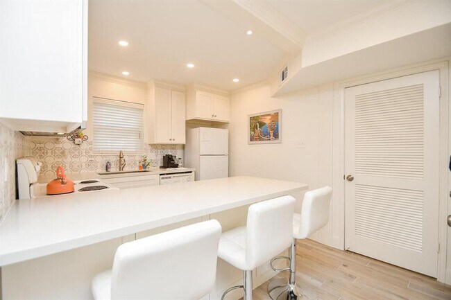 Building Photo - 887 Wax Myrtle Ln