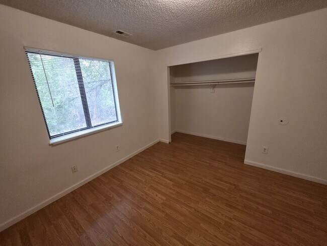 Building Photo - 987 Iowa Ave