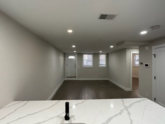 Building Photo - 535 Newbury St