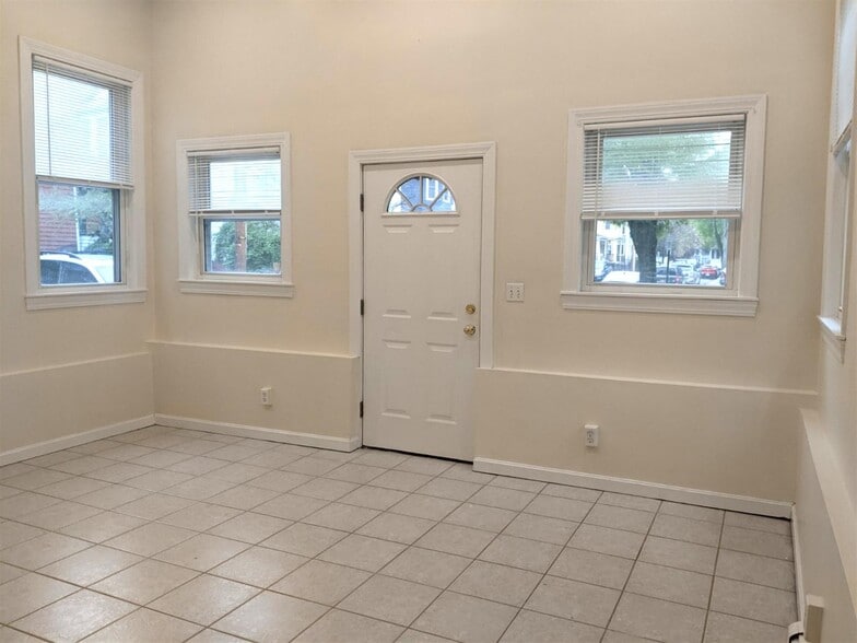 Building Photo - 83 Yorktown St