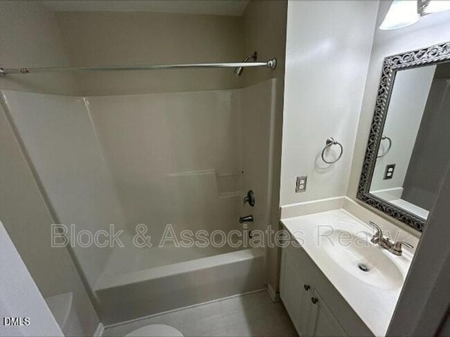 Building Photo - 914 Savin Landing