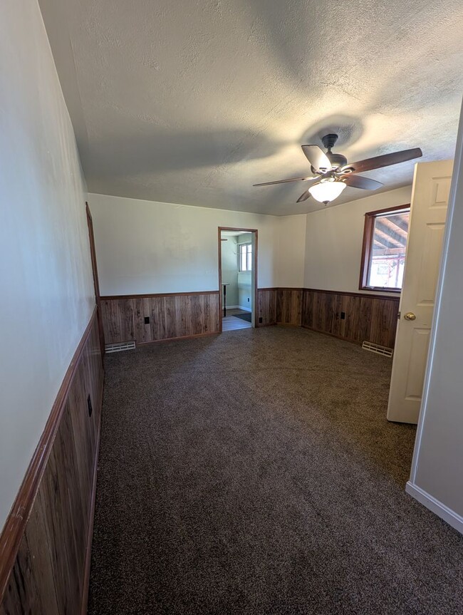 Building Photo - 3 bedroom 2 bathroom House Central Valley ...