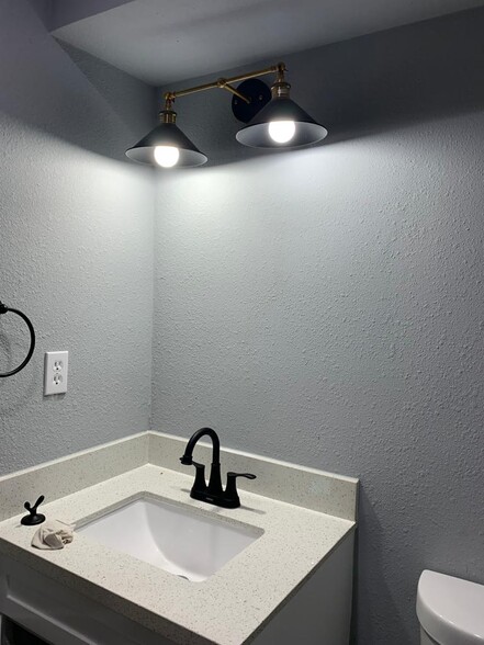 Building Photo - 1900 Peach Ave