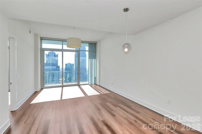 Building Photo - 215 N Pine St