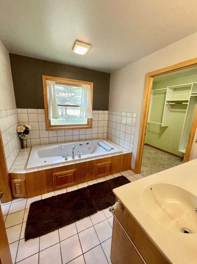 Building Photo - Spacious country Home on 13 acres