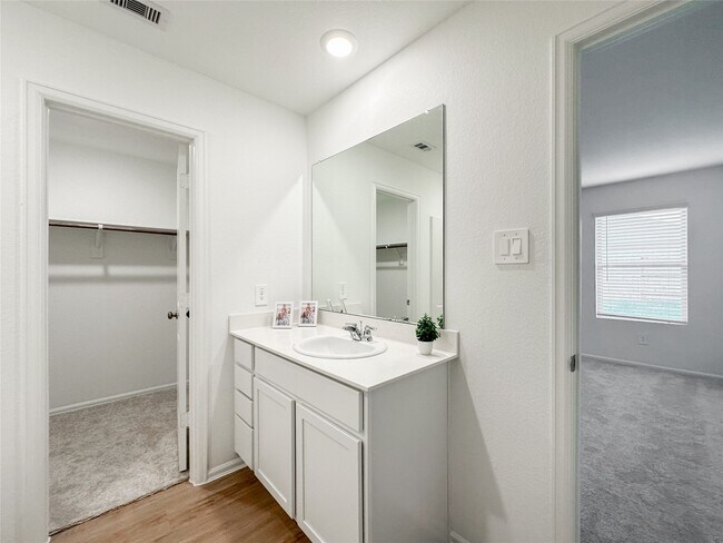 Building Photo - 1495 Las Cuevas Dr