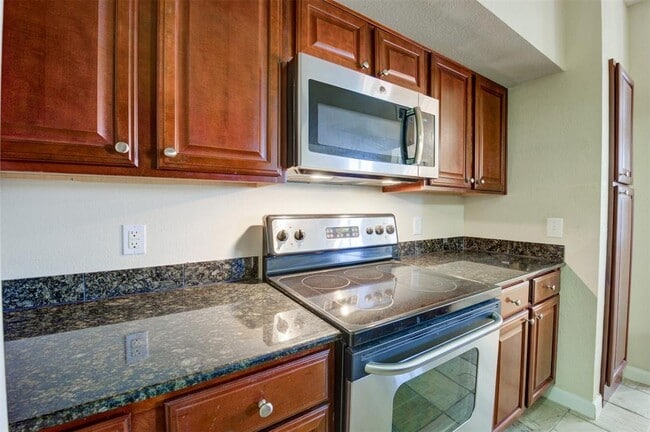 Building Photo - 7575 Kirby Dr