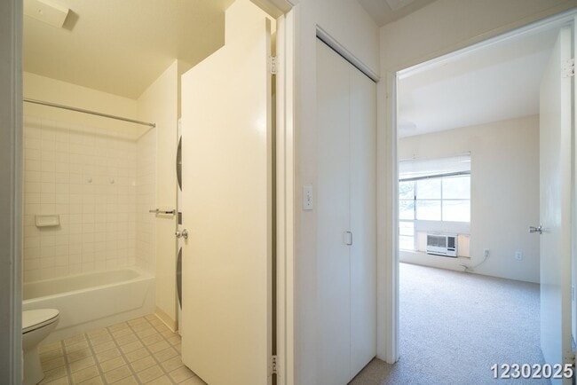 Building Photo - 2 Bd, 2.5 Ba, 2Pkg Pet Friendly  Village on the Green $2700