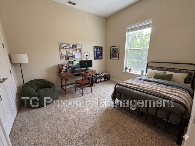 Building Photo - 157 Cloisterbane Dr