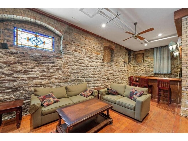 Building Photo - 609 S 9th St