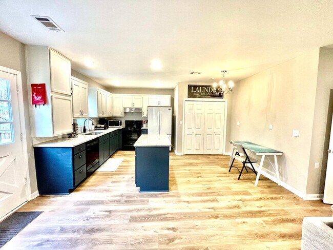 Building Photo - 2560 Hammond Dr
