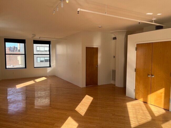 Building Photo - 449-463-463 Washington St