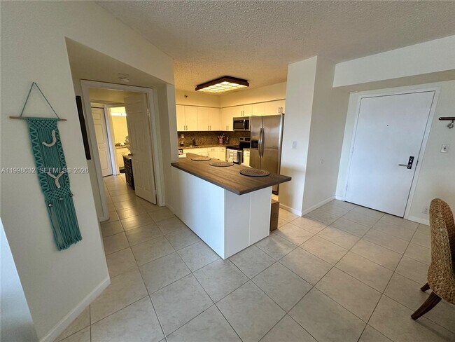 Building Photo - 3530 Mystic Pointe Dr