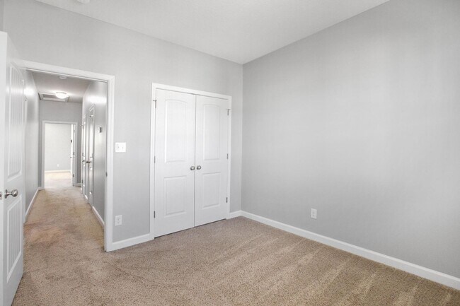 Building Photo - Townhome with Screened Porch!