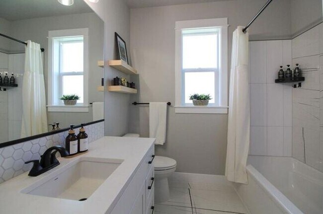 Building Photo - Move in ready luxury home!