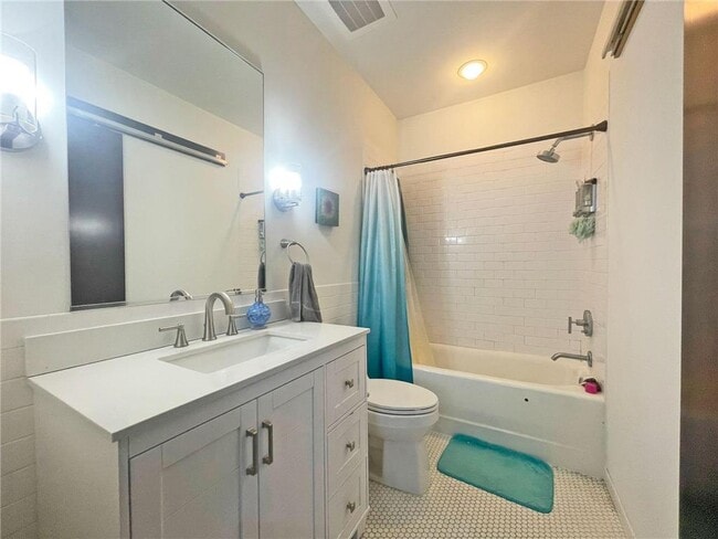 Building Photo - 214 4th St E