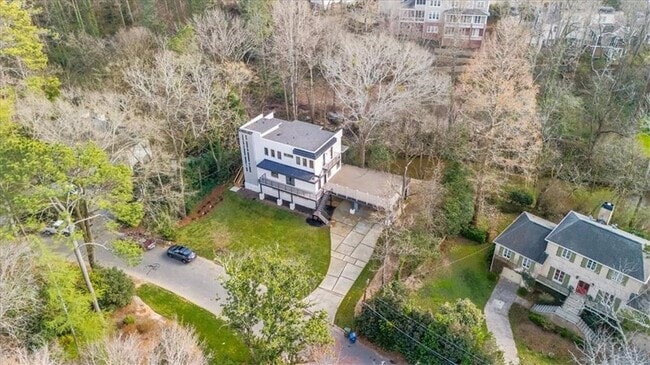 Building Photo - 942 Peachtree Battle Cir NW