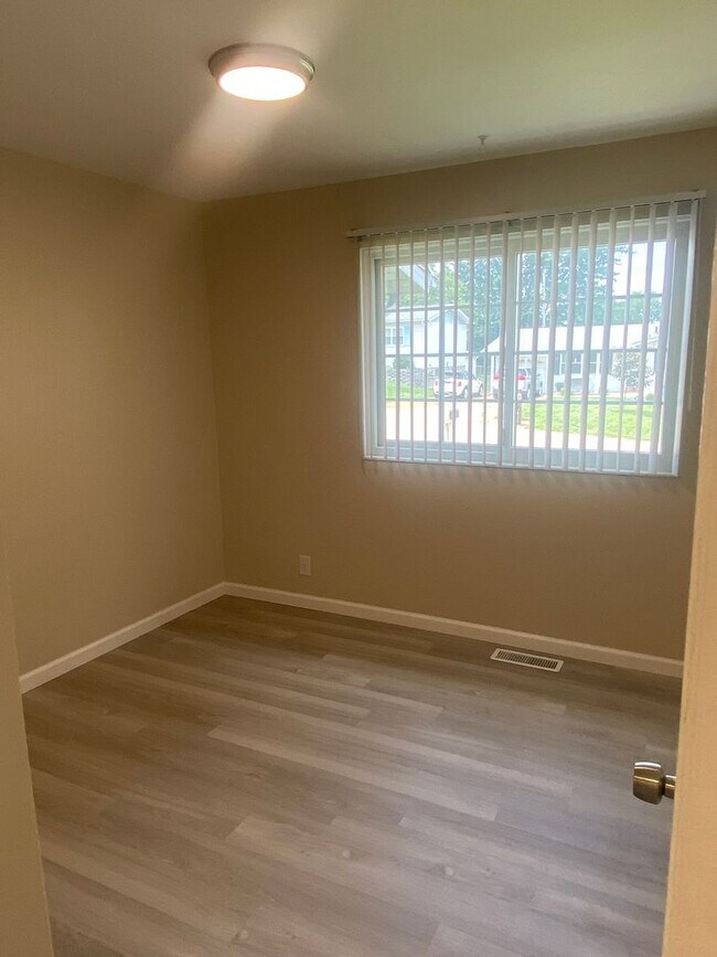 Building Photo - For Rent: Charming 3 Bedroom, 2 Bath Single-Family Home in St. Louis Monthly Rent: $1,950 (2 year...