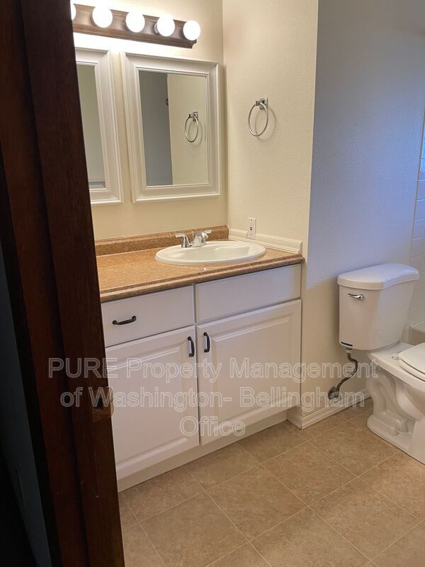 Building Photo - 2502 E Sunset Dr