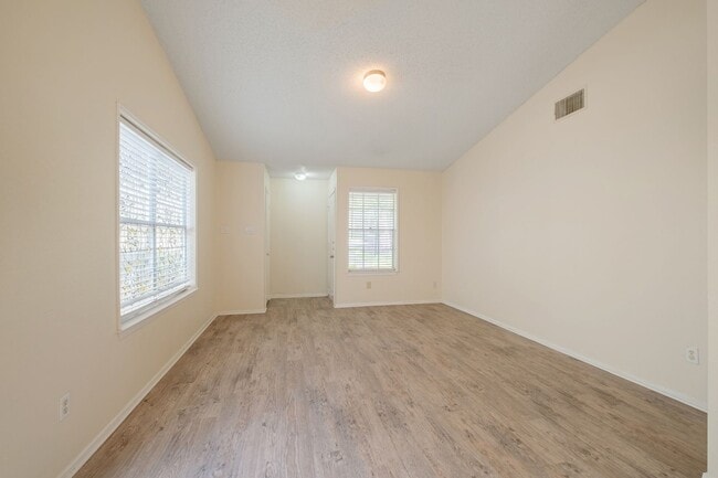 Building Photo - Updated 2 Bedroom, 1 Bath Duplex in a Grea...
