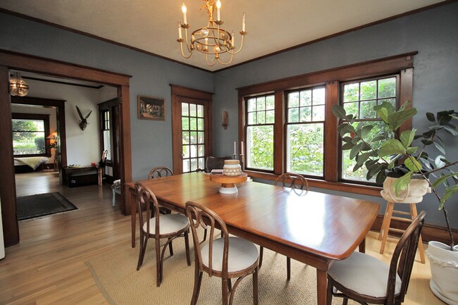 Building Photo - LAURELHURST: Classic 4 Bedroom Craftsman G...