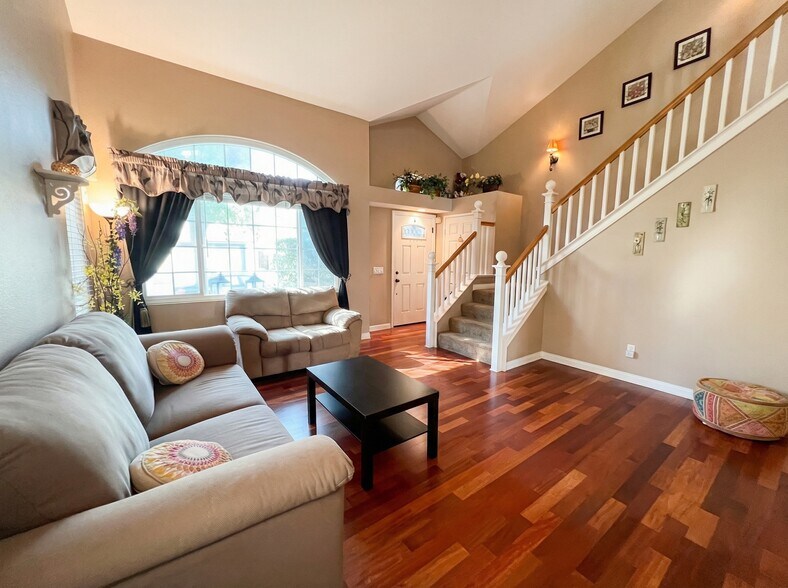 Building Photo - 1829 Mirador Dr