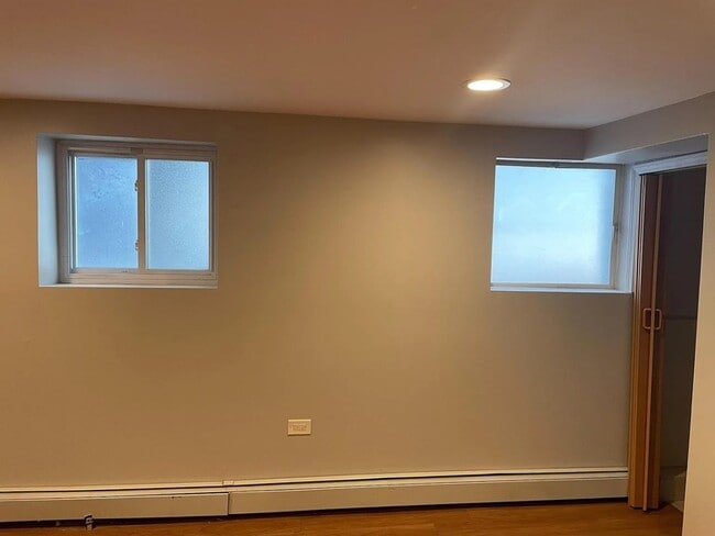 Building Photo - 5106 W Sunnyside Ave